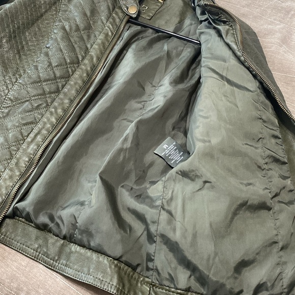 J2  Women's olive green faux leather bomber jacket w/ quilted pattern. Size M - Picture 8 of 12